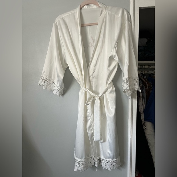 Bride white robe - Picture 2 of 2